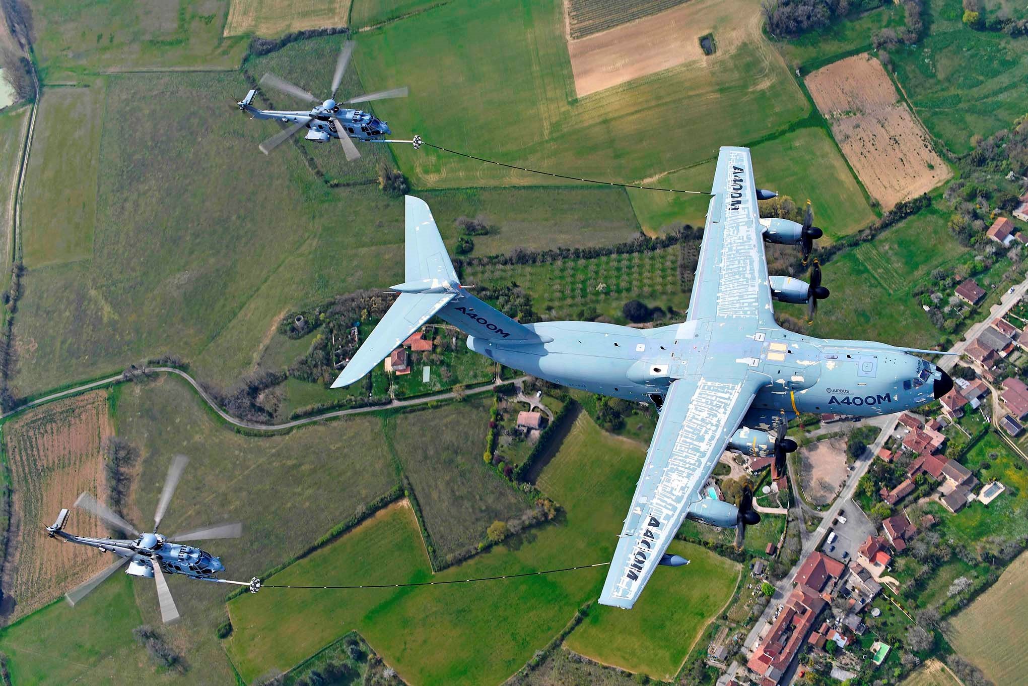 Airbus A400M conducts major helicopter refuelling certification campaign
