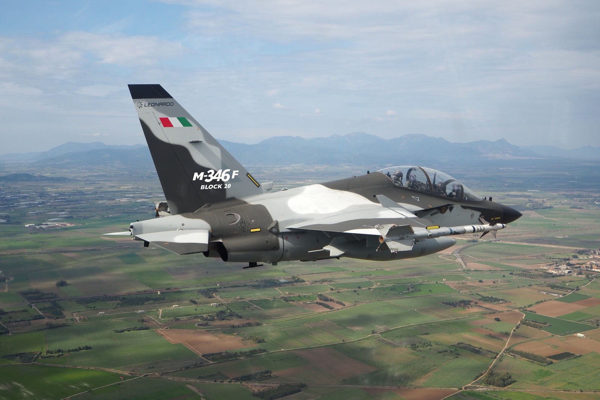 Leonardo signs deal for 12 M-346 aircraft