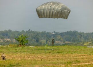 Super Garuda Shield 2026: Paratroopers open field training with airborne jump 9915170