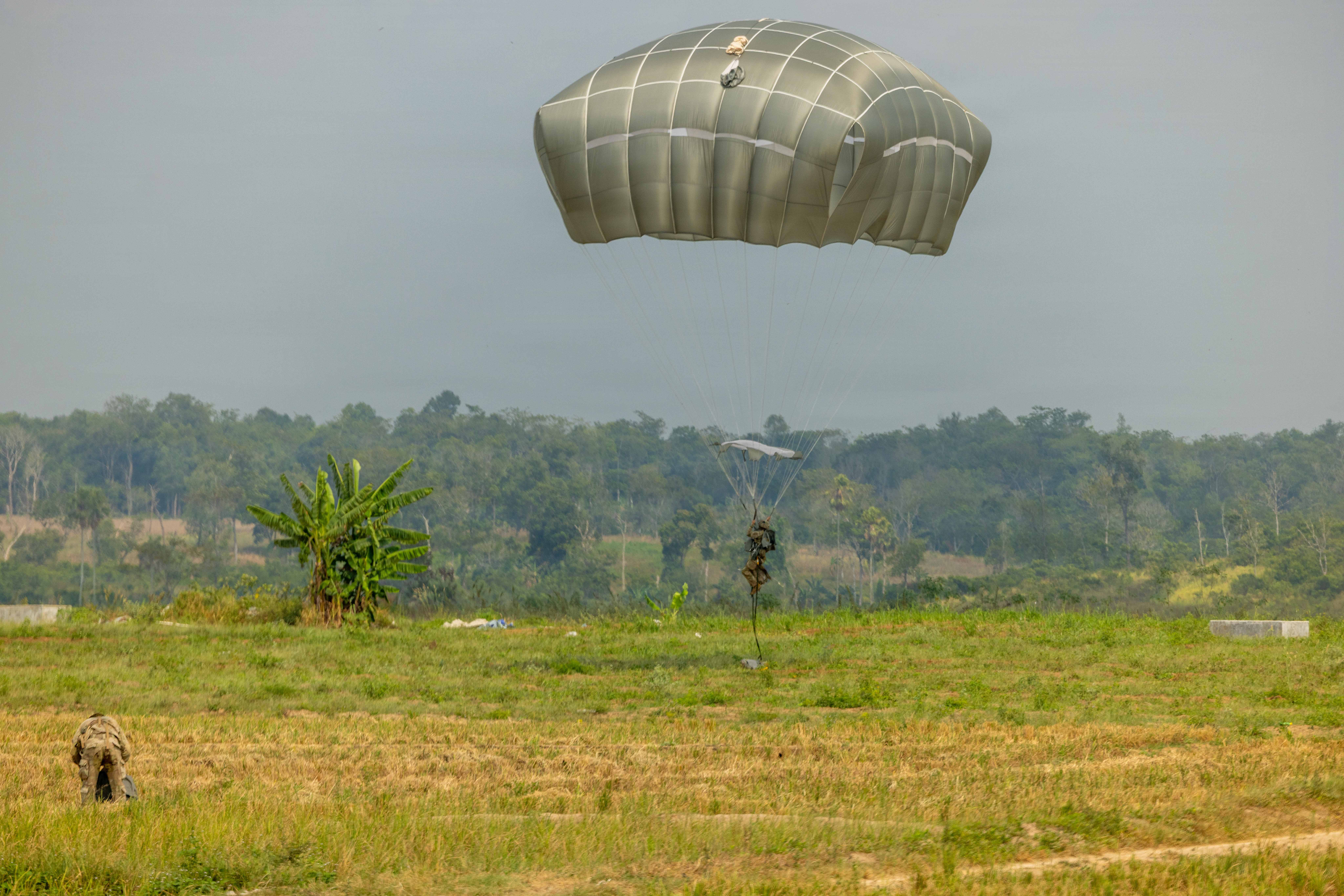 Super Garuda Shield 2026: Paratroopers open field training with airborne jump